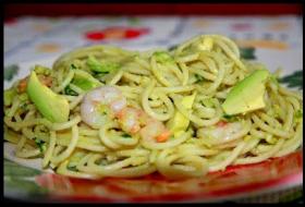 Салатик из спагетти, авокадо и креветок на обед)