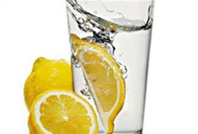 5 причин начать день со стакана воды c долькой лимона